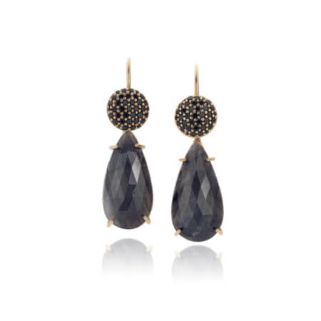 Zwarte saffieren in combinatie met pavé gezette zwarte diamanten in 18krt geelgouden oorbellen.