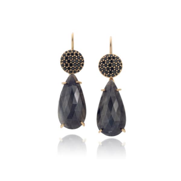 Zwarte saffieren in combinatie met pavé gezette zwarte diamanten in 18krt geelgouden oorbellen.
