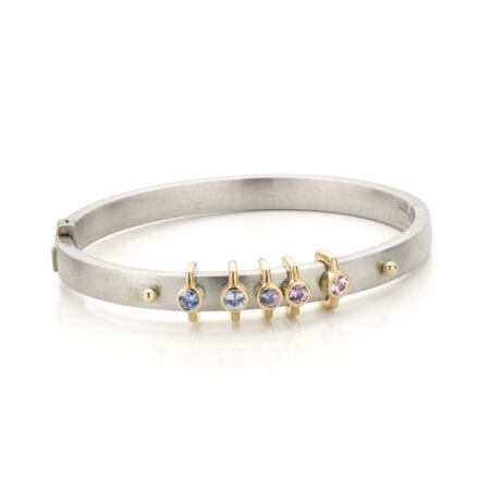Zilveren armband met 14krt geelgouden schuifjes met verschillende kleuren spinel.