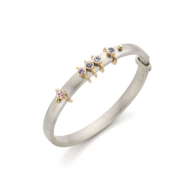 Zilveren armband met 14krt geelgouden schuifjes met verschillende kleuren spinel.