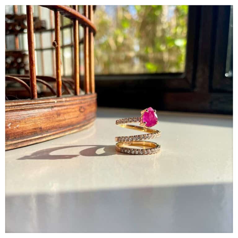 Gouden ring met diamanten en roze edelsteen