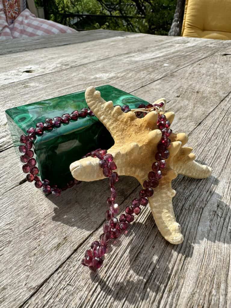 Collier met donkerrode edelstenen
