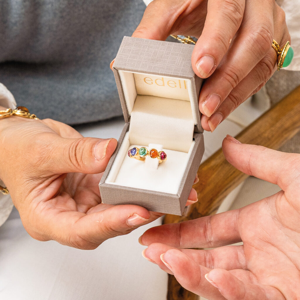 Gouden ring met gekleurde edelstenen