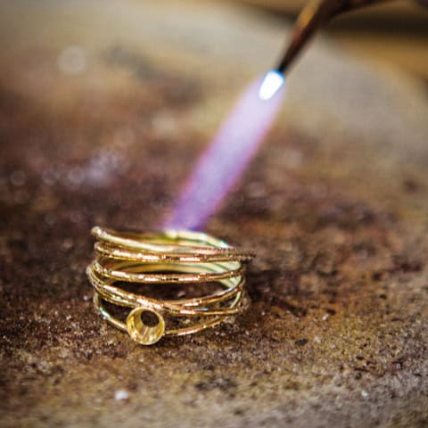 Goud omsmelten tot nieuw sieraad